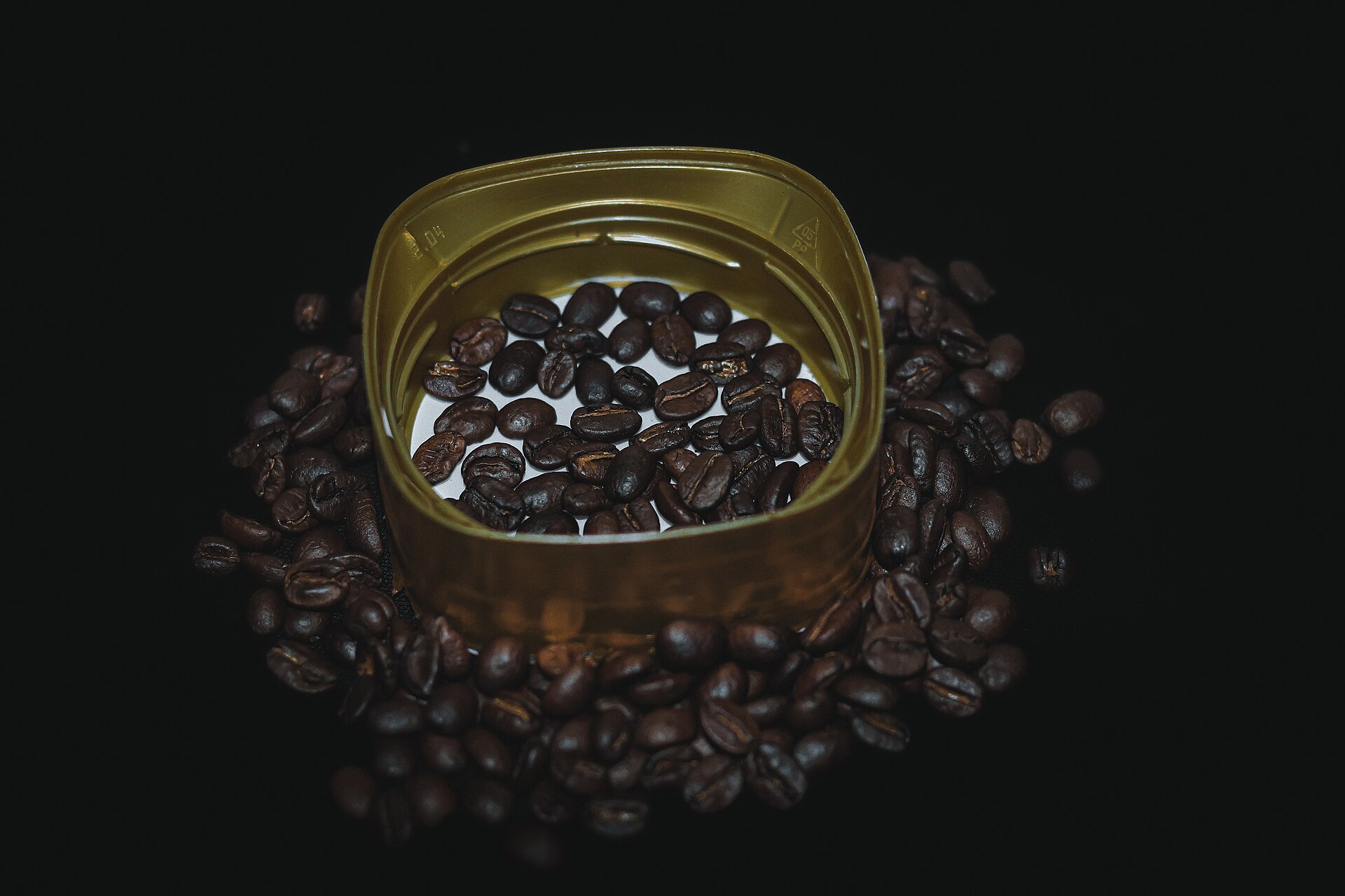 Roasted coffee beans on the surface. 02.jpg