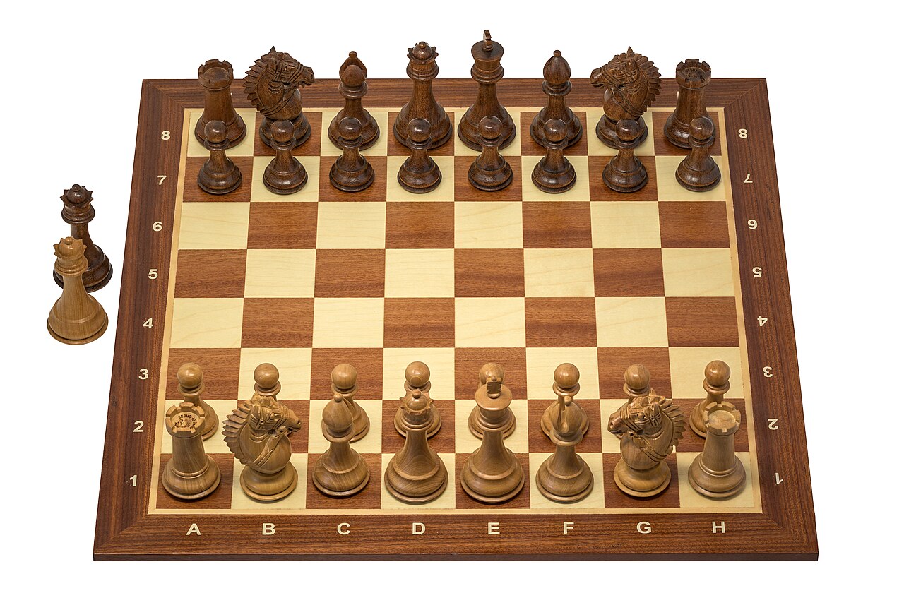 Chess game Staunton No. 6 perfil view 8.jpg
