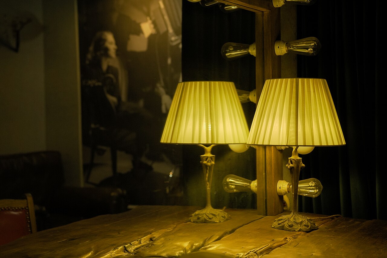 Retro desk lamp.jpg