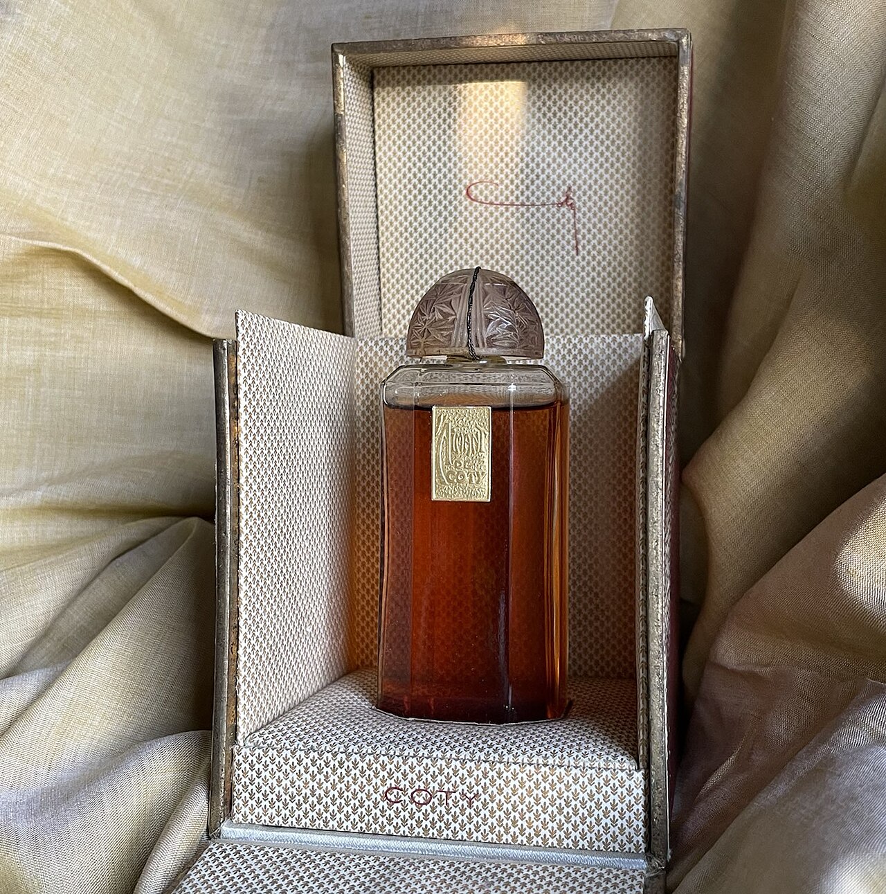 Bottle of L'Aimant perfume - Coty -1927-1.jpg