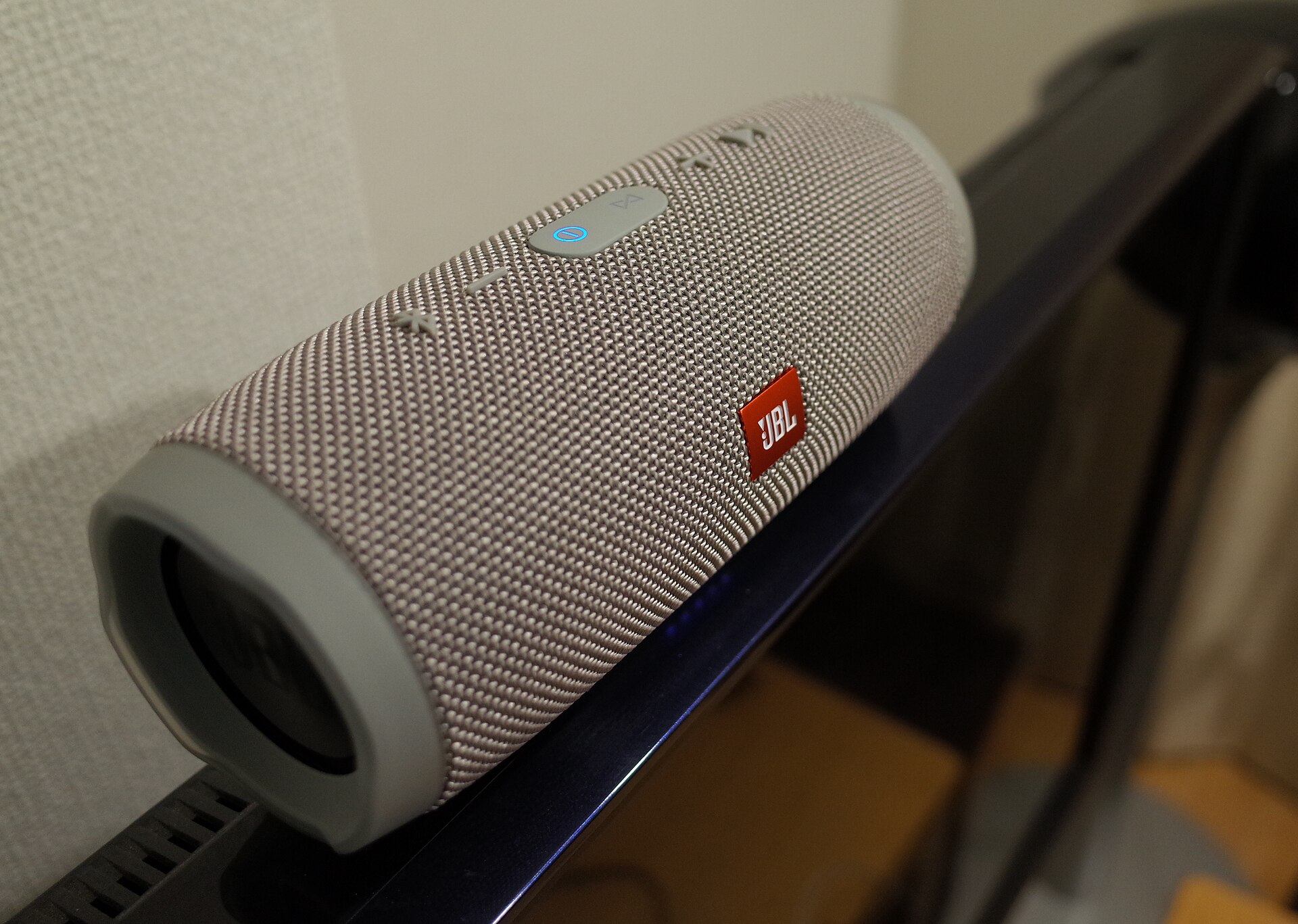 JBL CHARGE3 という Portable Bluetooth Speaker 、疲れない音ですね。車載するよ! (28494681635).jpg